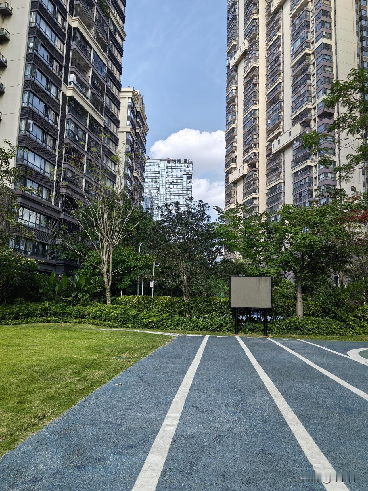 太阳很大，
气温很高，
天空很蓝，
云朵很白，
路面很烫，
晚风很闷，

但此刻