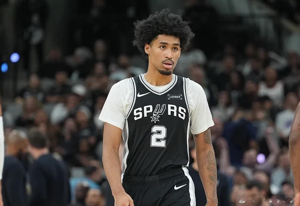 4月25日讯 NBA季后赛首轮G3，马刺今日客场120-108战胜开拓者，系列赛