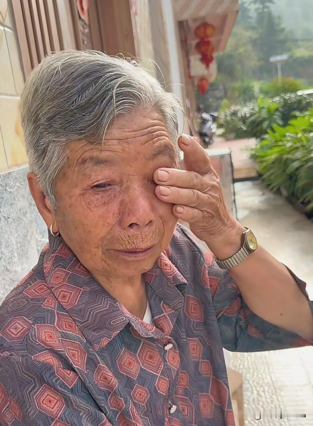 秋爸开车送秋天前往动车站，一路气氛压抑。秋天沉默低落，满心不舍。短暂的相聚匆匆落
