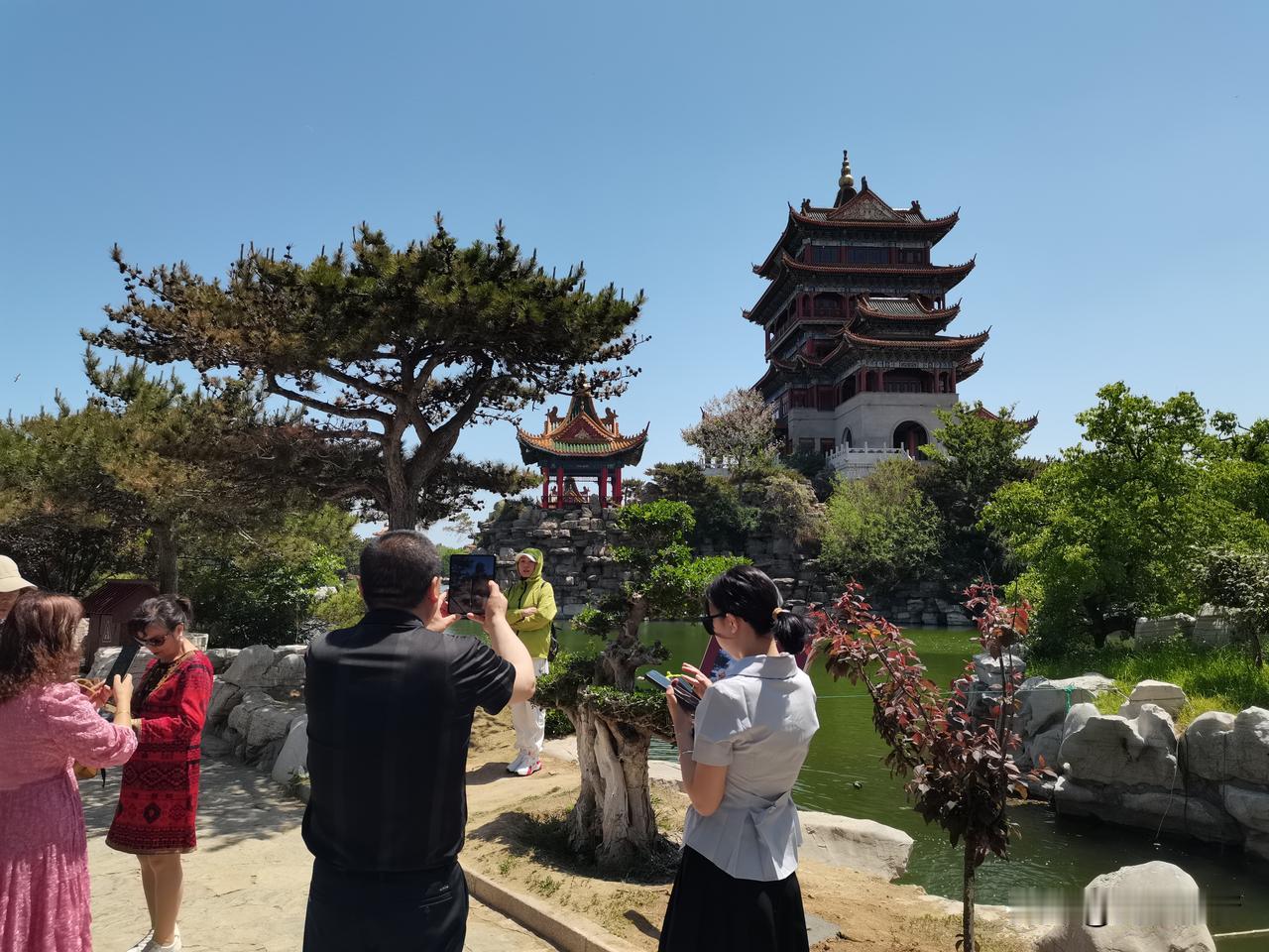 晒图笔记大赛打卡烟台蓬莱仙境：亭台楼阁映碧水，游人如织入画来。阳光正好，微风不燥