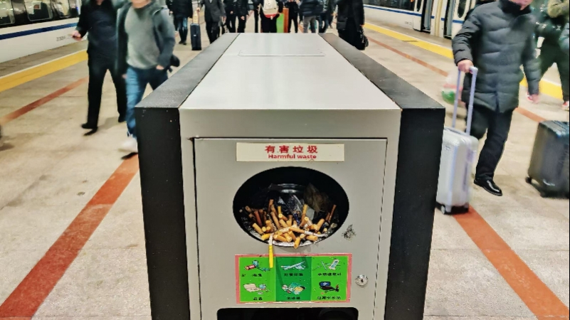 没人管还是管不了？人流密集的高铁站台，陷入控烟困局