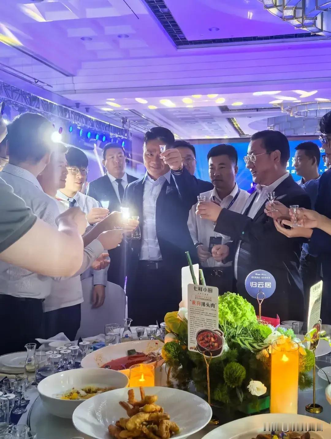 酒品好的人
人品应该也不会太差

刘强东在酒桌上展现出的豪爽与真诚，确实为他赢得