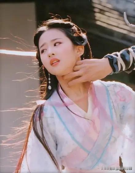 刘亦菲的青春感，来自“没被消耗”的干净：骨相清冷、皮相留白，眼神不世故，笑起来有