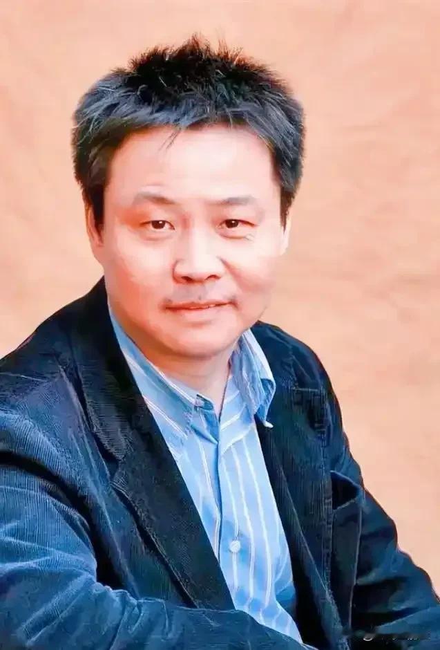 余华说：“永远不要上赶着任何人，人近则贱。对儿女太操心了，你就成了佣人；对亲戚太