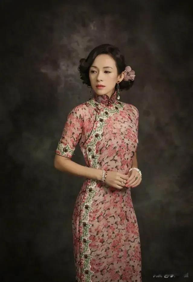章子怡太瘦了，穿旗袍，大家说好看吗？旗袍之美，无与伦比。章子怡眼神有戏