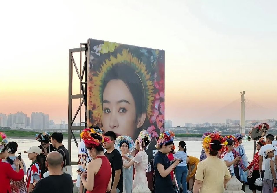 赵丽颖簪花好出圈，影响力是真大啊蟳埔村给赵丽颖立了一个超大招牌 ​​​