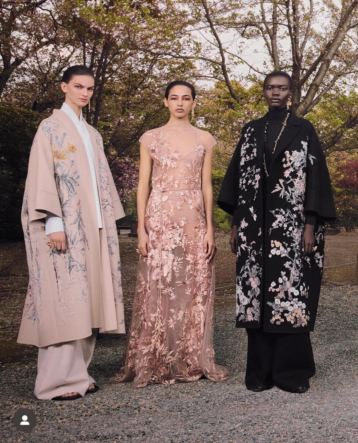 Dior设计师说灵感来源于和服，包裹式线条、宽松外袍，直接「从和服中汲取灵感」，