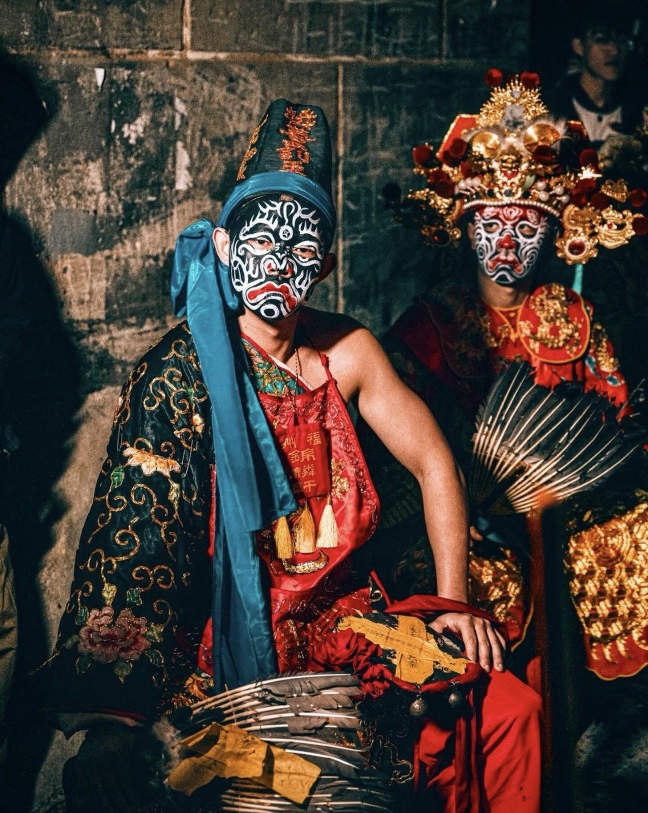 每个人都有年少轻狂的时候，棱角分明，浑身带刺，眼睛里容不得半粒沙子、言语中留不得