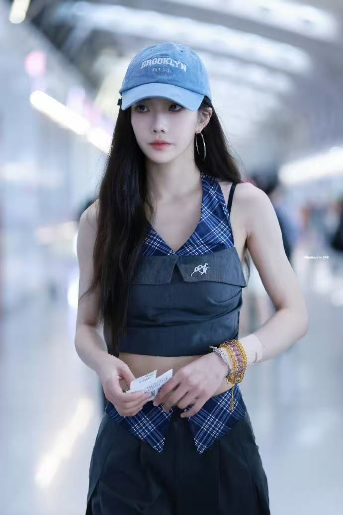沈梦瑶蓝色挂脖吊带 ​​​ 沈梦瑶今日机场路透，完全是辣妹出街啊！！！这身材太杀