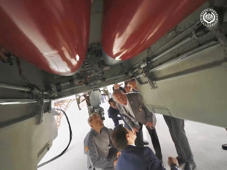 马来西亚苏丹在莫斯科参观Su-57E的更多画面，放出了近距离拍摄的主弹舱内部，与