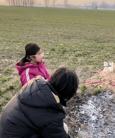 看哭了。河南，一女孩过年回老家，后在姑姑的陪伴下来到妈妈坟前看妈妈，可在祭拜完妈
