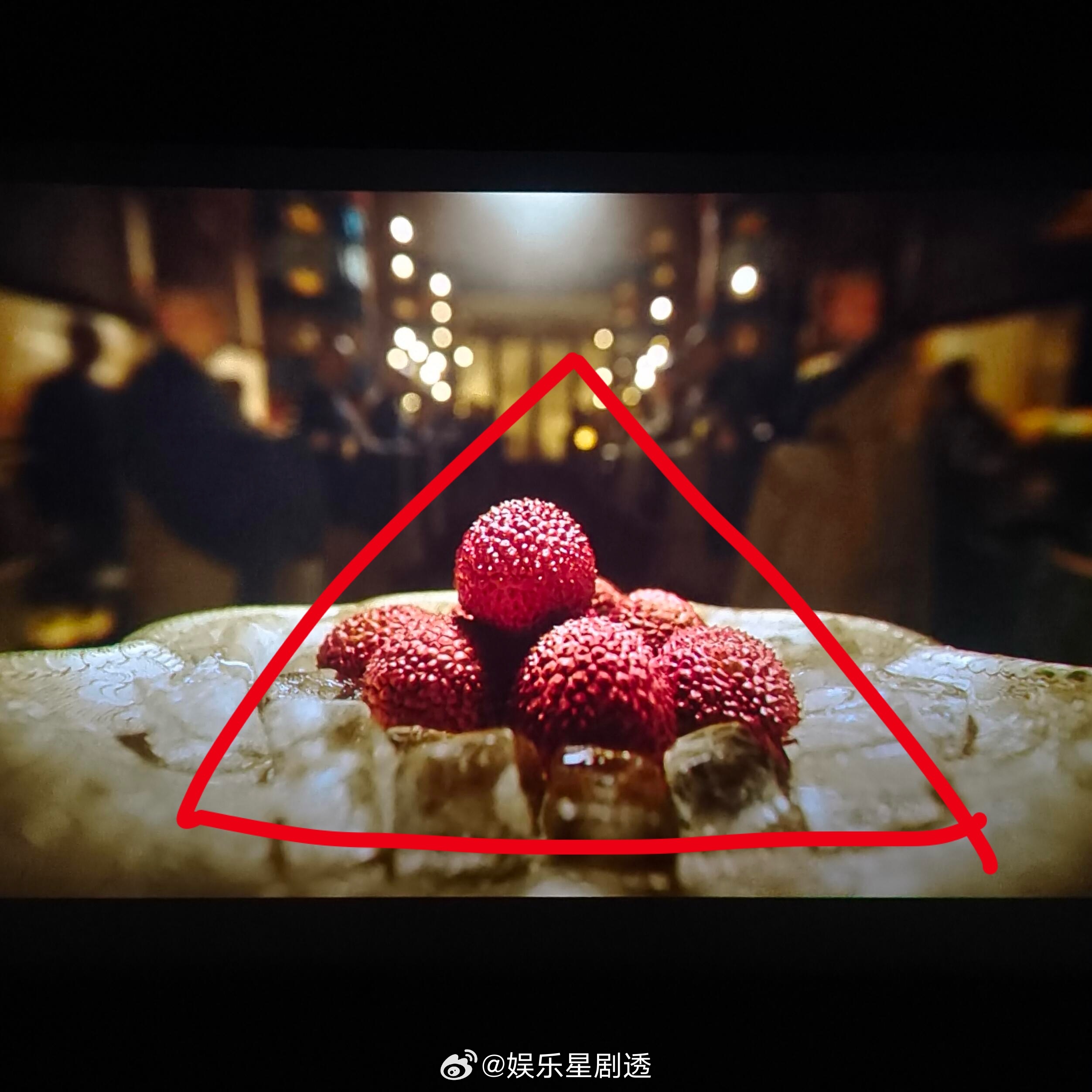 长安的荔枝这里最讽刺，耗费人力物力搭上百姓疾苦的荔枝，千辛万苦送来，也就是众多果