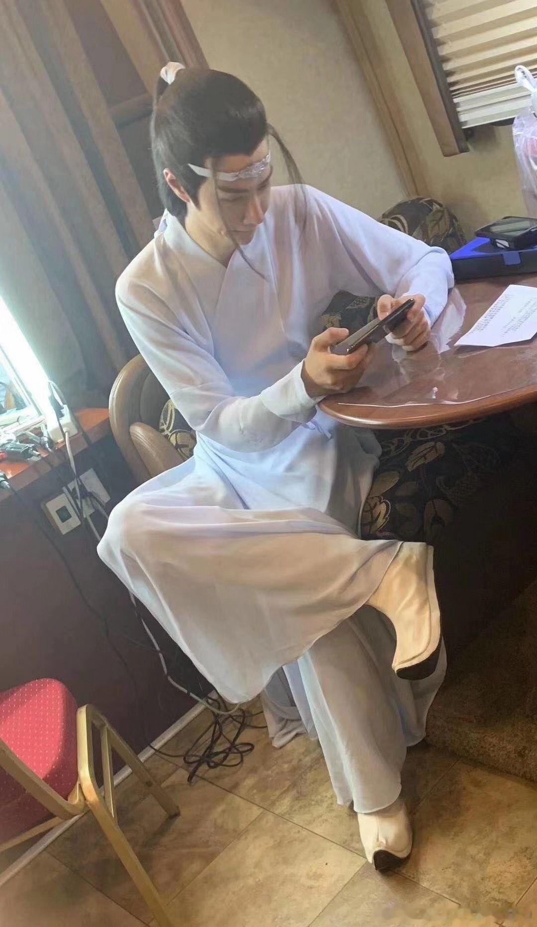 脸好小，体态好好啊！！！王一博