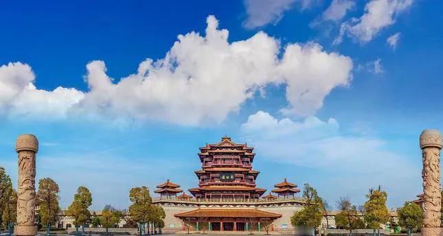 今晚董宇辉徐州行直播场地够大
昨晚宿迁因场地所限台阶比较多
考虑到安全问题有一点