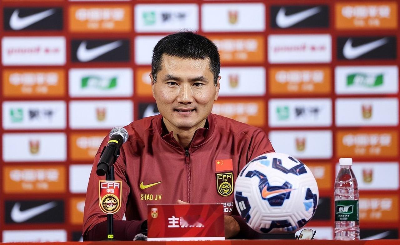 足球：邵佳一谈国足目标
北京时间1月4日，国足新帅邵佳一出席上任后首次媒体见面会