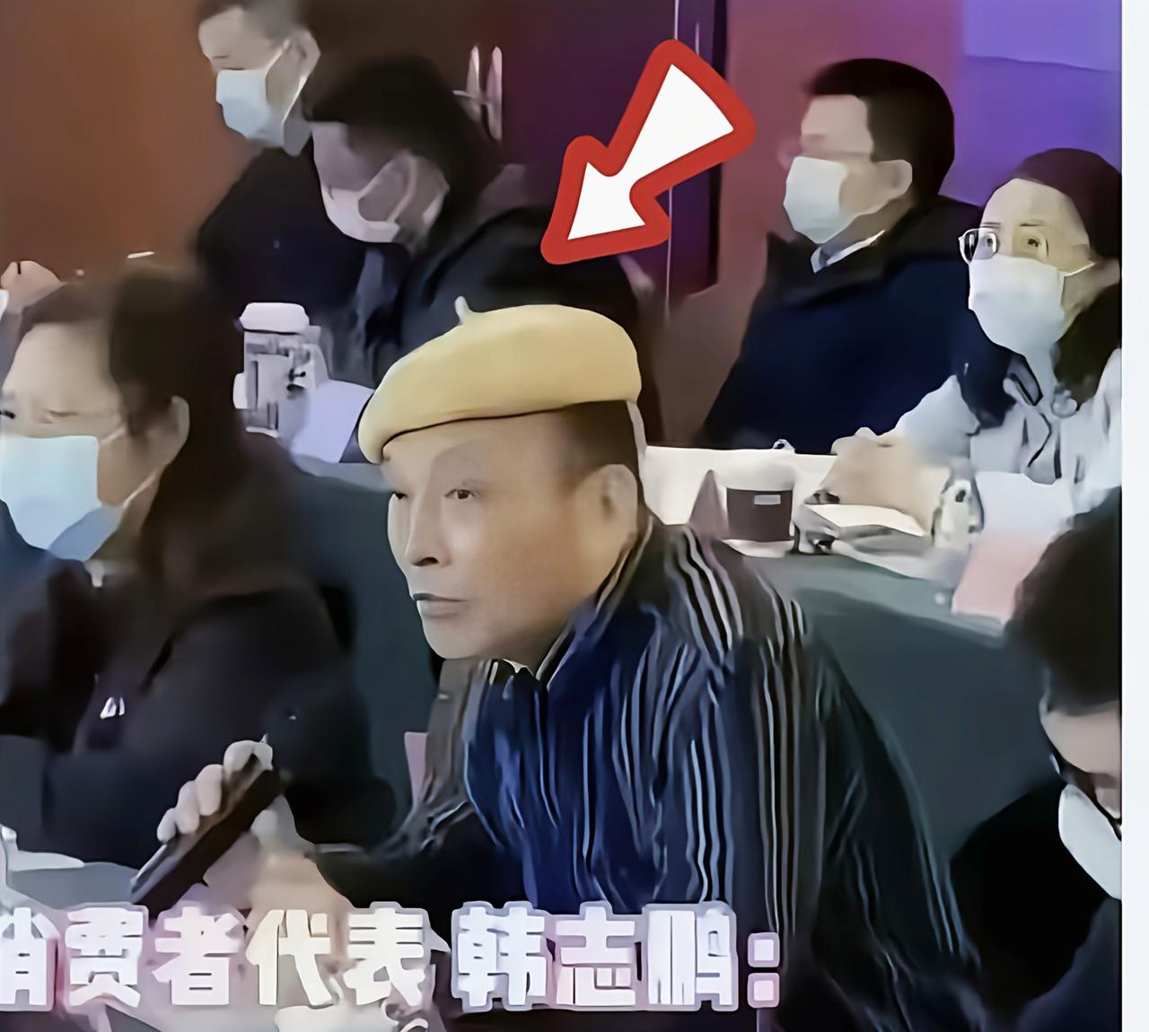 自来水涨价听证会上，只有一位反对涨价的没戴口罩，所有支持的都戴着口罩。这是心虚，