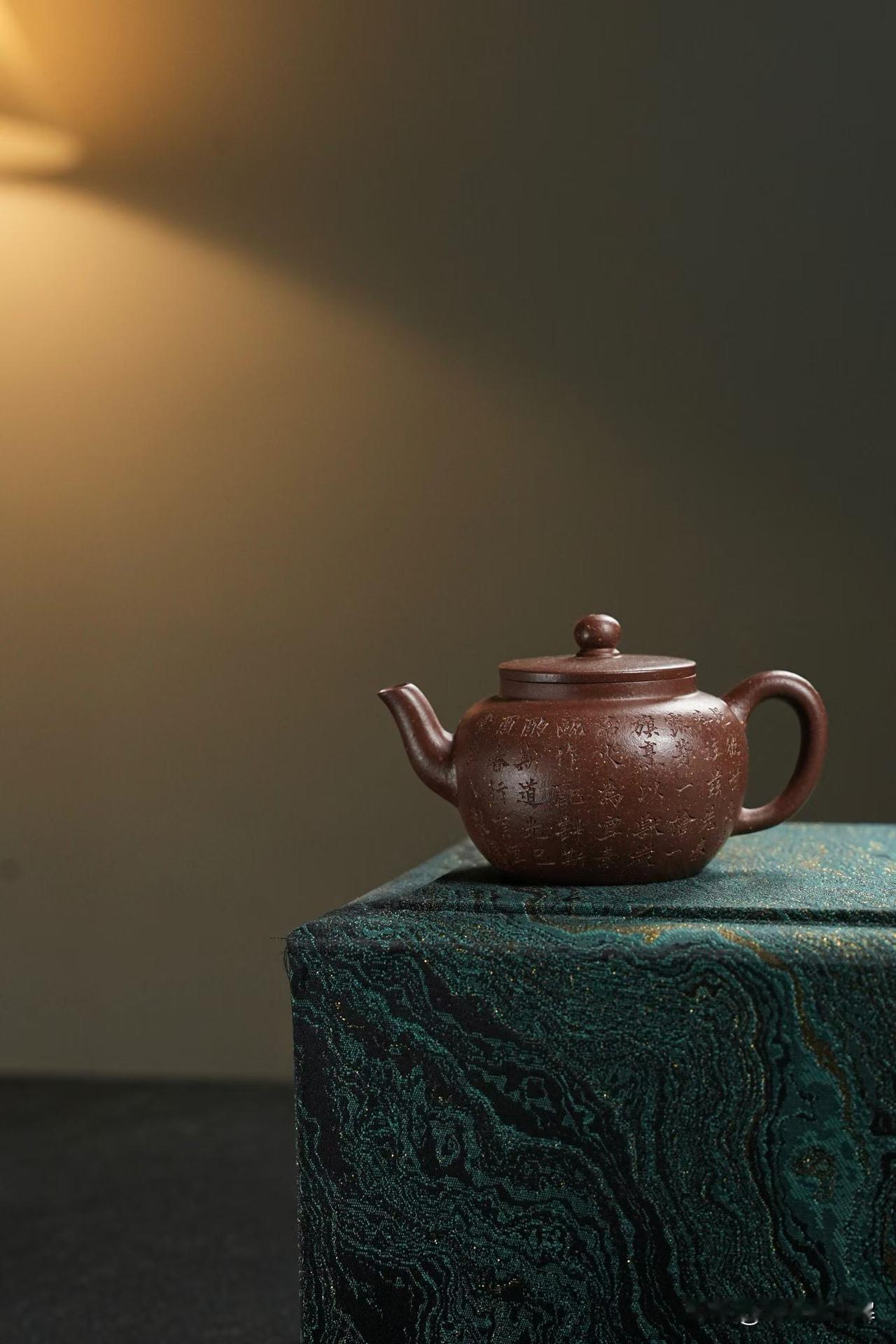 不用“汗手”摸壶
品茶讲究“静”，养壶也要讲究“净”，常言说人是“泥人”，天天洗