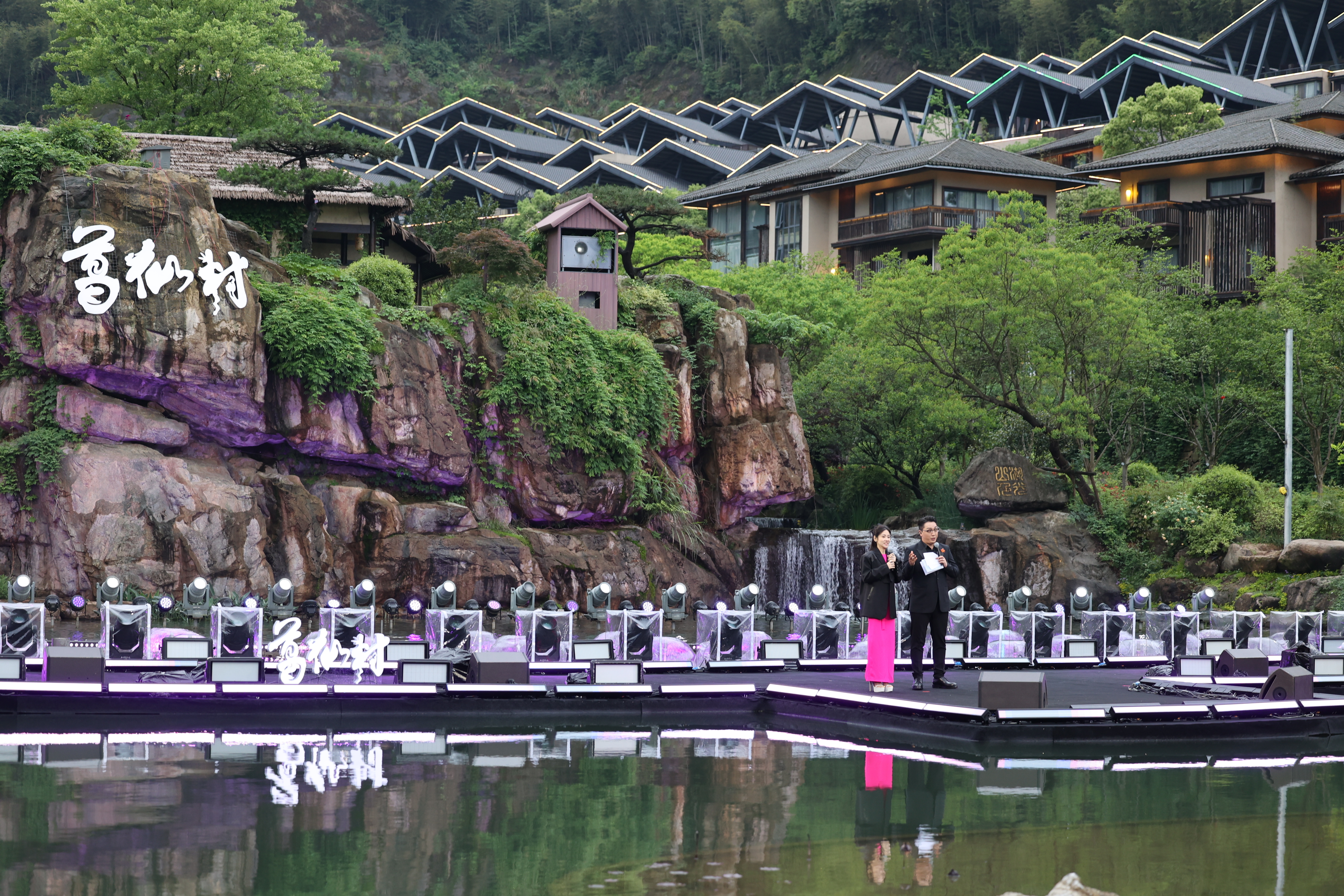  终于又有新综艺可以看了，还看到了《天赐非凡歌会》路透生图释出，在江西葛仙村和村