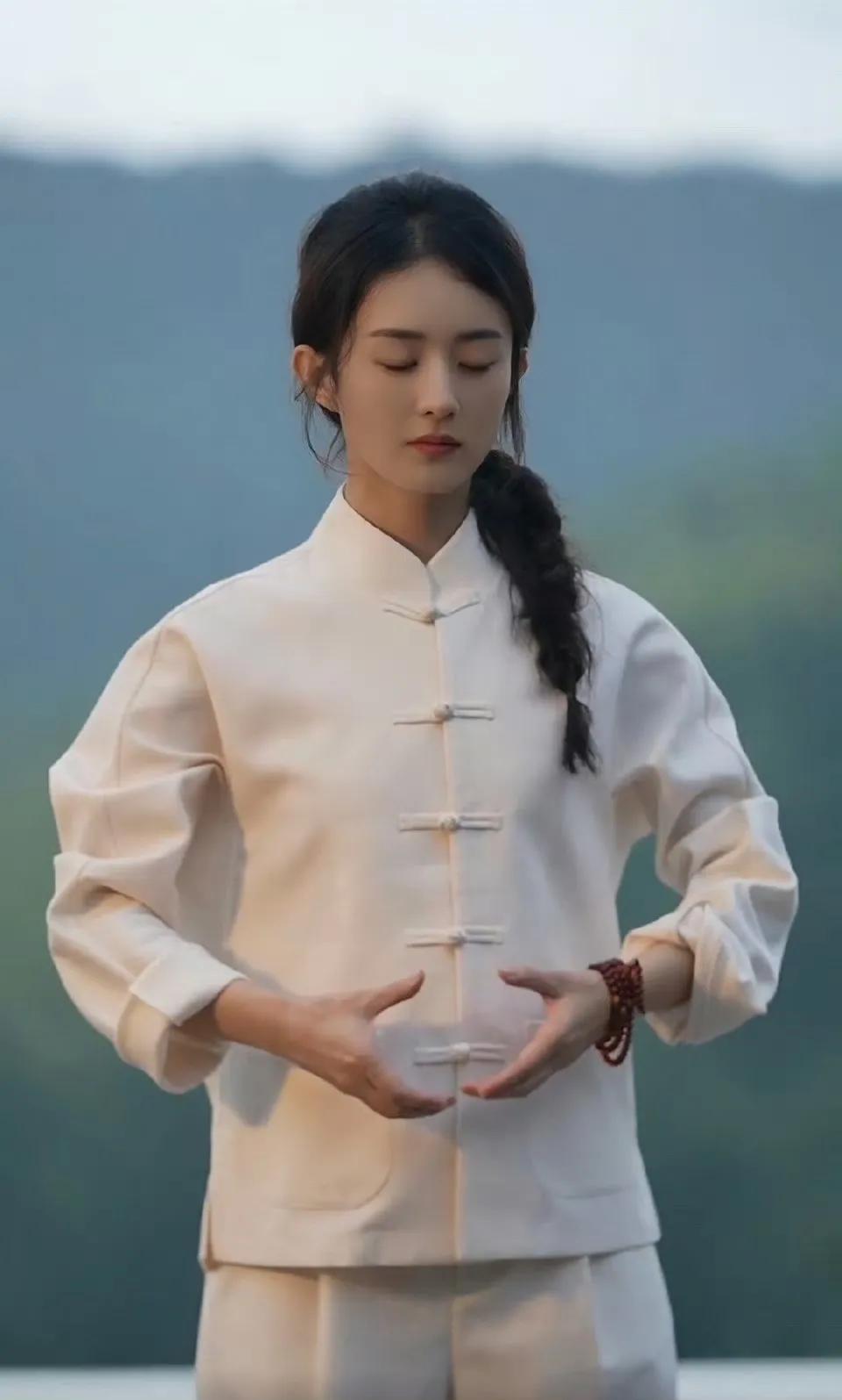赵丽颖感觉越来越美，大气温婉，眼神坚定，精神内核很稳定。这几年感觉她状态越来越好