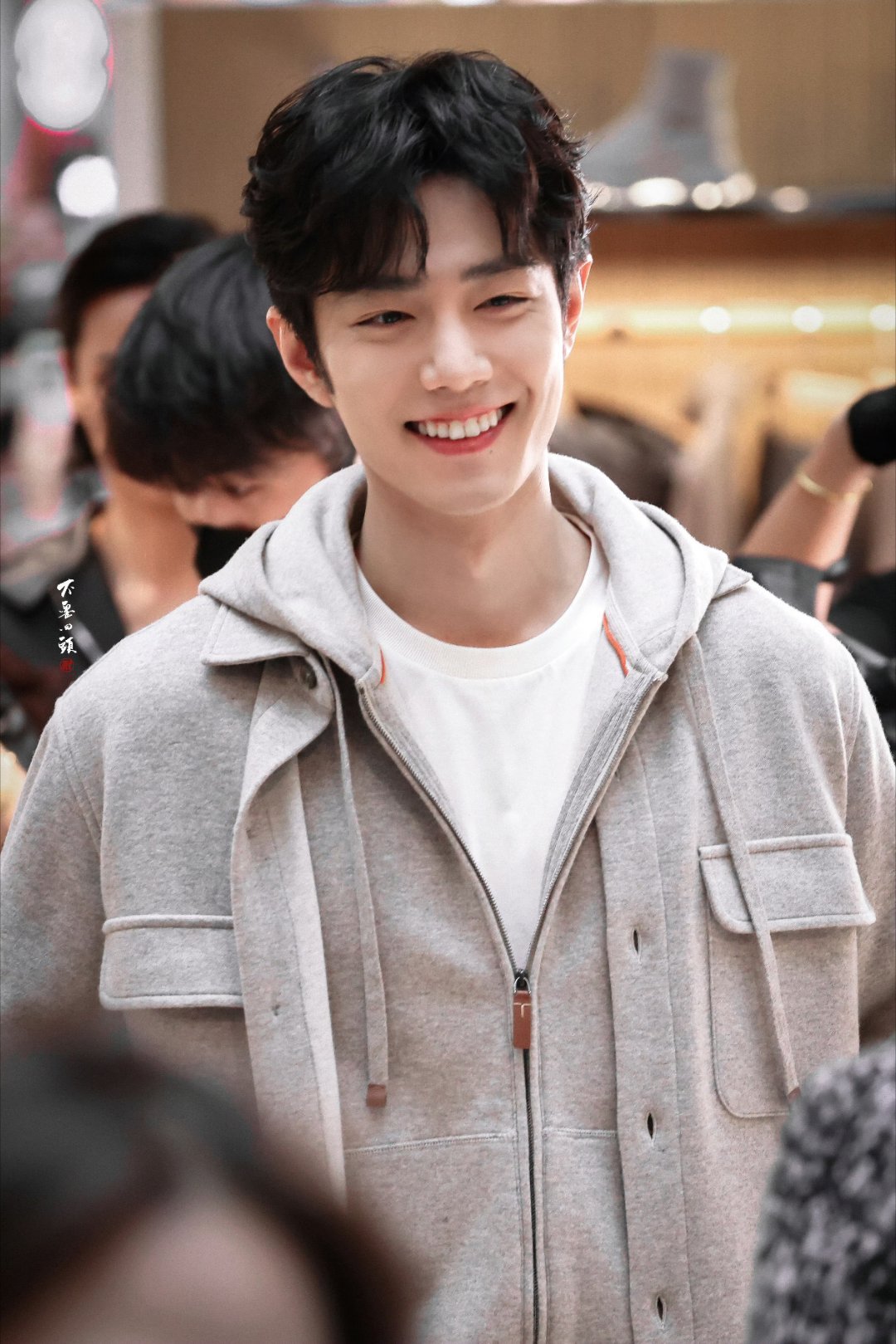 肖战最好的你肖战 肖战TODS全球品牌代言人肖战往那一站，仿佛阳光都顺着他的轮廓