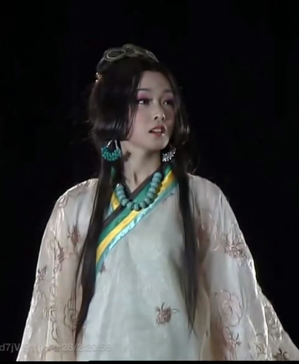 这居然是宋轶人艺舞台锤炼的台词功底（如燕姬独白）成为荧幕演技基石，观众感叹“听她