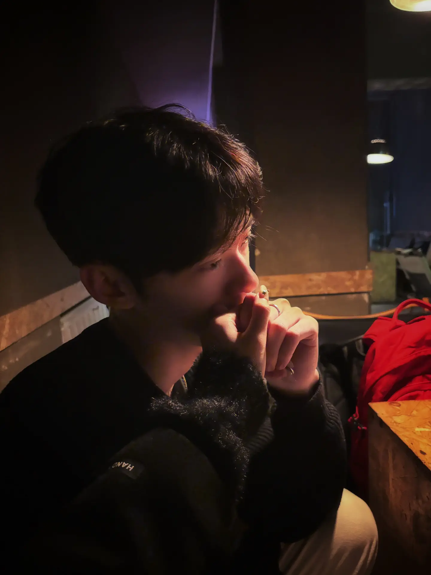 我总是喜欢走在路上拿着点什么东西 手机 奶茶 手提包 某一天 我不经意...