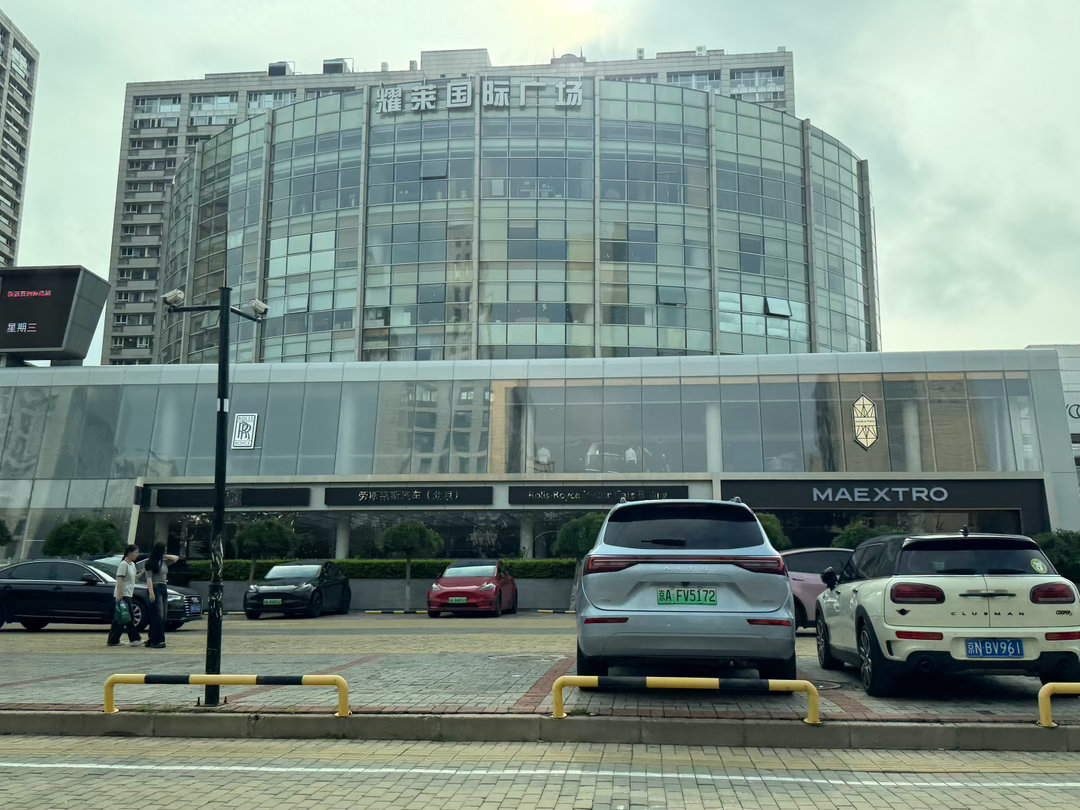 尊界的店是会选址的和劳斯、兰博、宾利在一块 