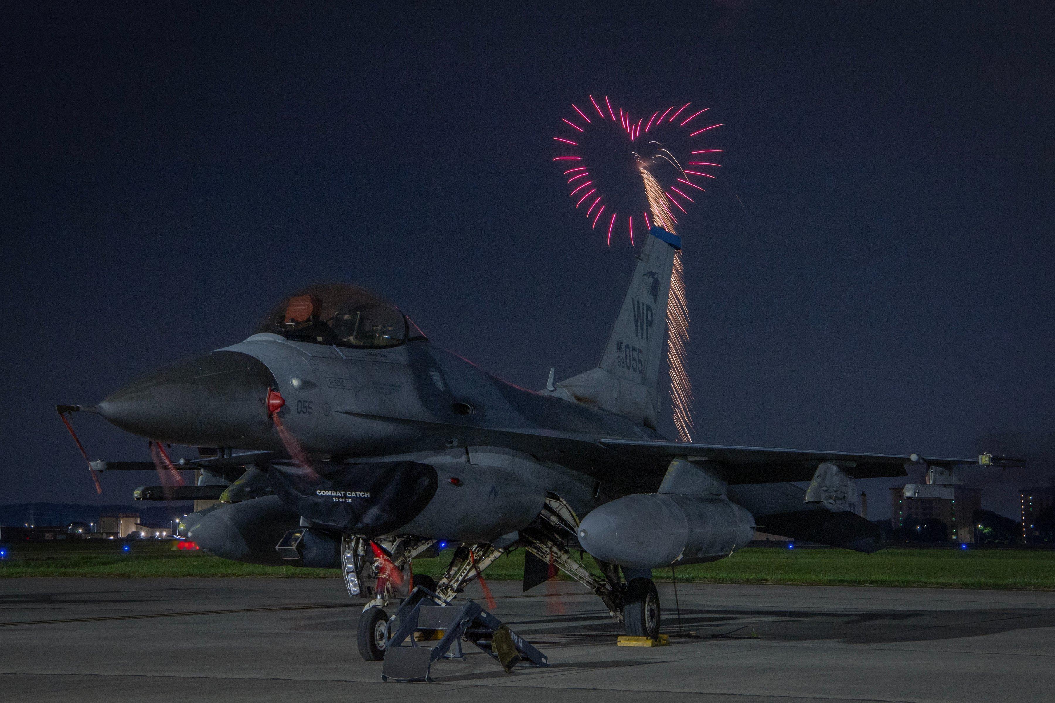 横田基地的烟花与F-16 ​​​