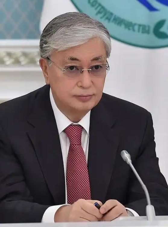 哈萨克斯坦这回算是把“摇摆”玩明白了，前脚刚跟美日签完稀土大单，后脚油轮就在黑海