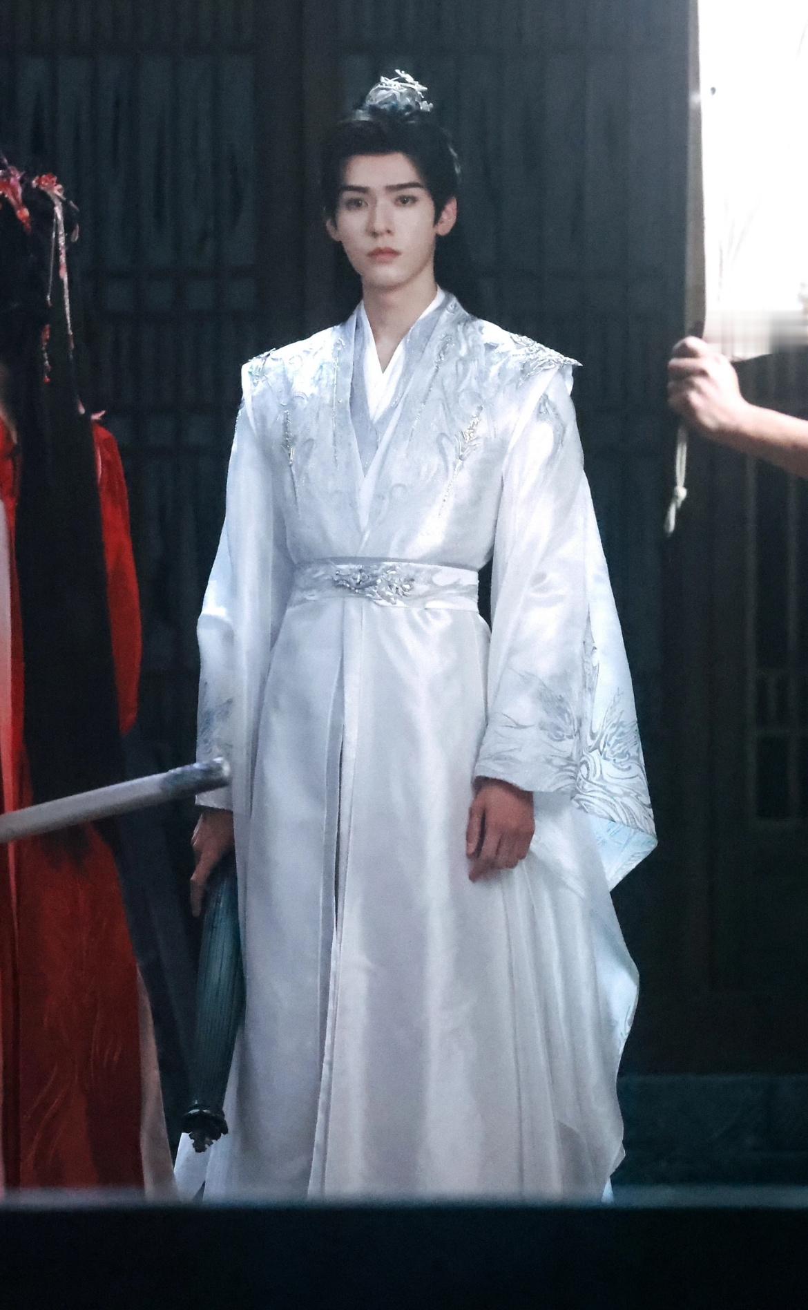 《豹隐南山》官宣！龚俊饰闻玦，宋轶特别出演。古装悬疑探案，南江风起，静待真相浮出