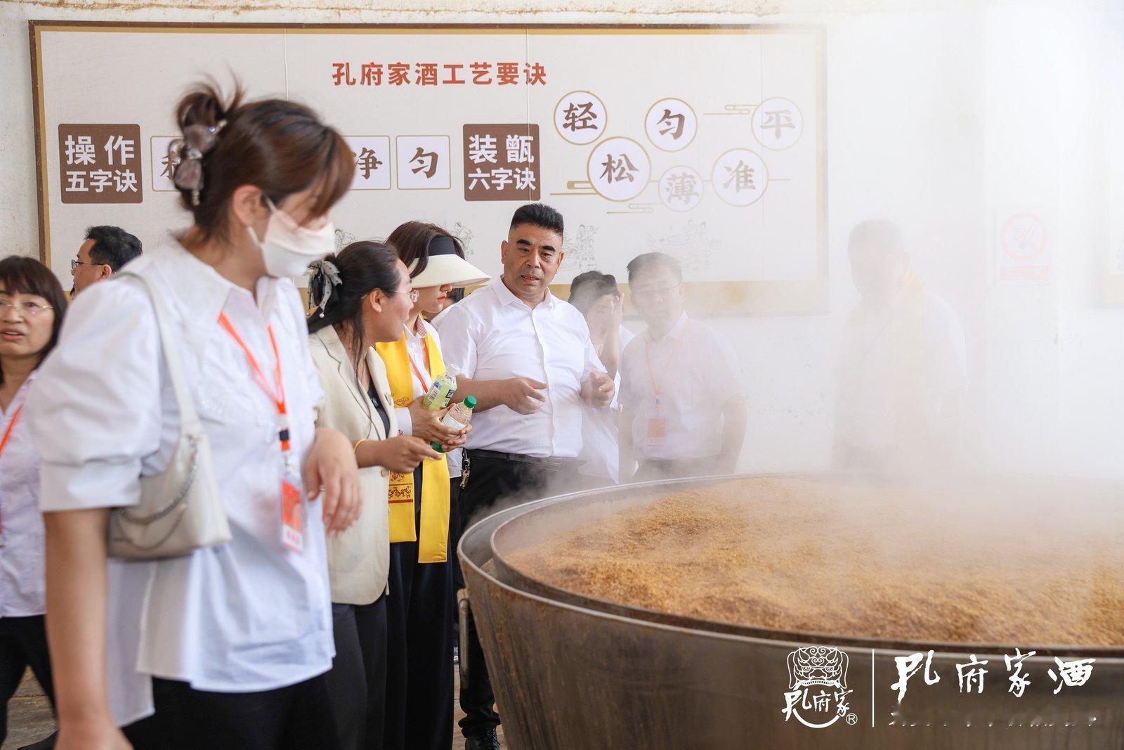 曲阜自古就是圣贤宝地，文化底蕴深厚。而孔府家酒更是藏着家国情怀，始于明代，选用五