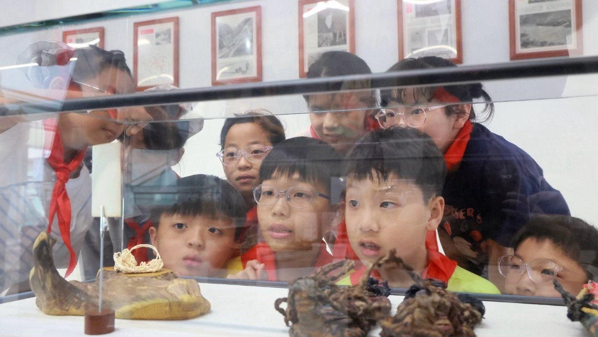 台州学子在指尖触摸红色精神以鞋为媒传红色基因，学子体验传统制鞋技艺，用创意作品致
