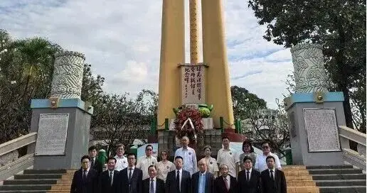中国驻菲律宾使馆外交官赴马尼拉华侨义山祭奠抗日英烈