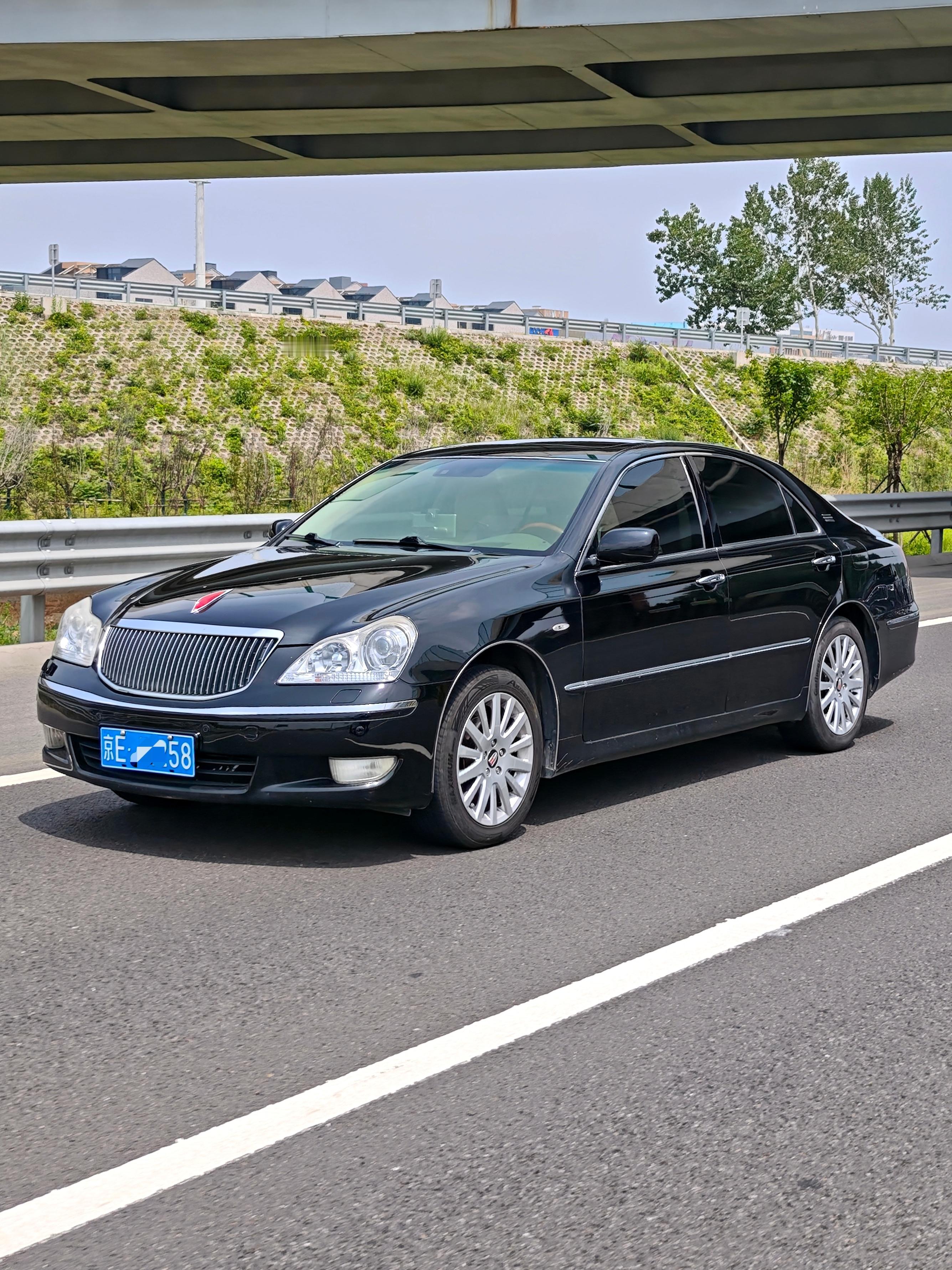 我靠...遇到一台4.3 V8的红旗盛世