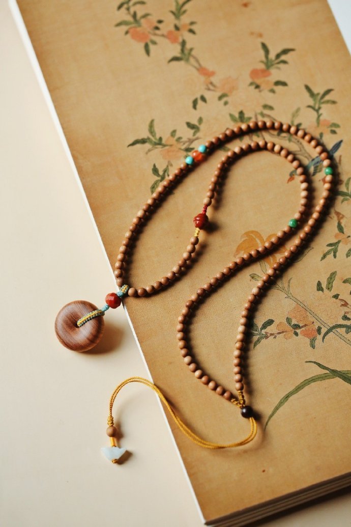 老山檀香原创【靖初】4mm130颗精选好料打磨制出玲珑珠，小巧精致；多宝珠搭配，