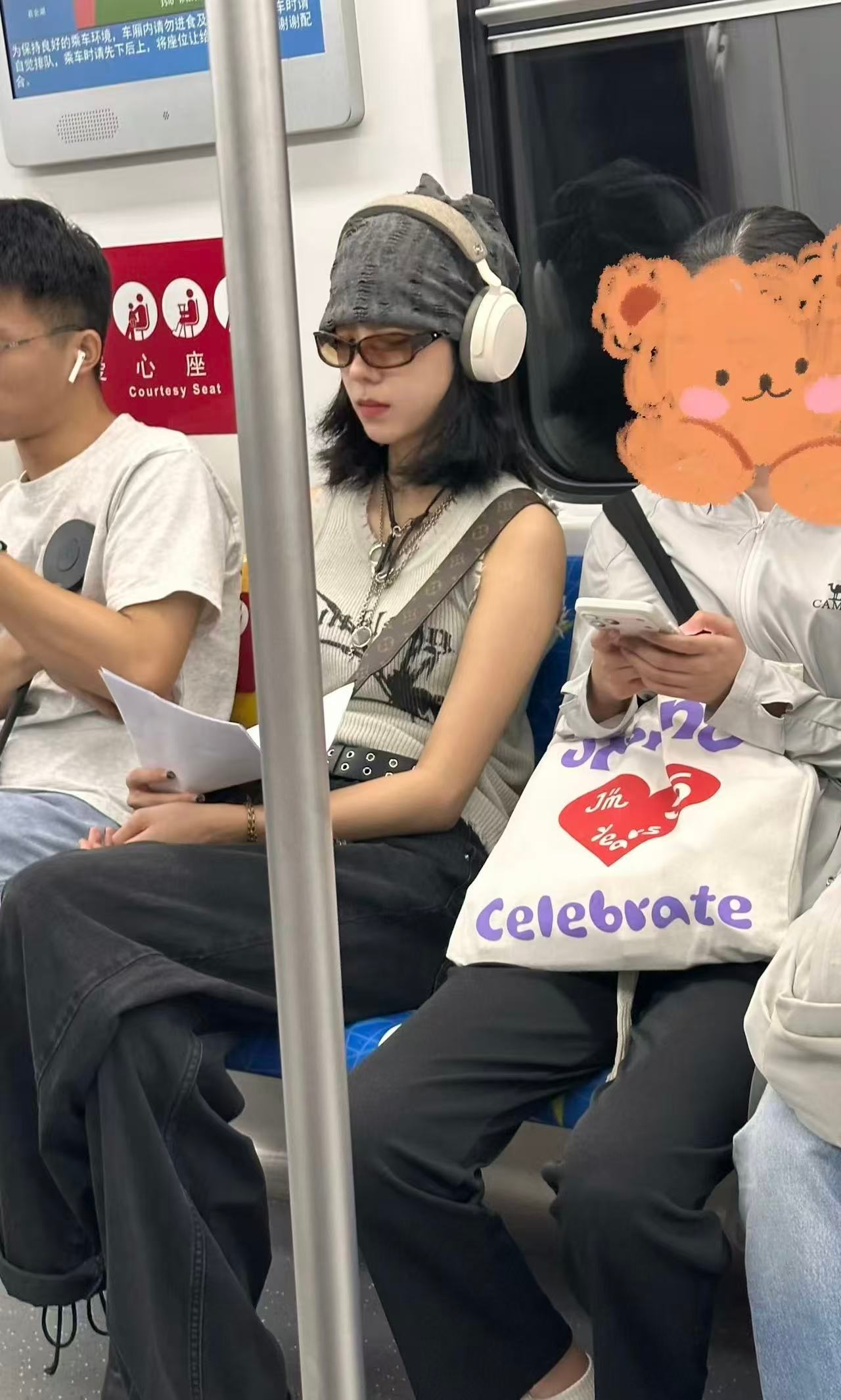网友在北京地铁里偶遇庄达菲了 ​​​