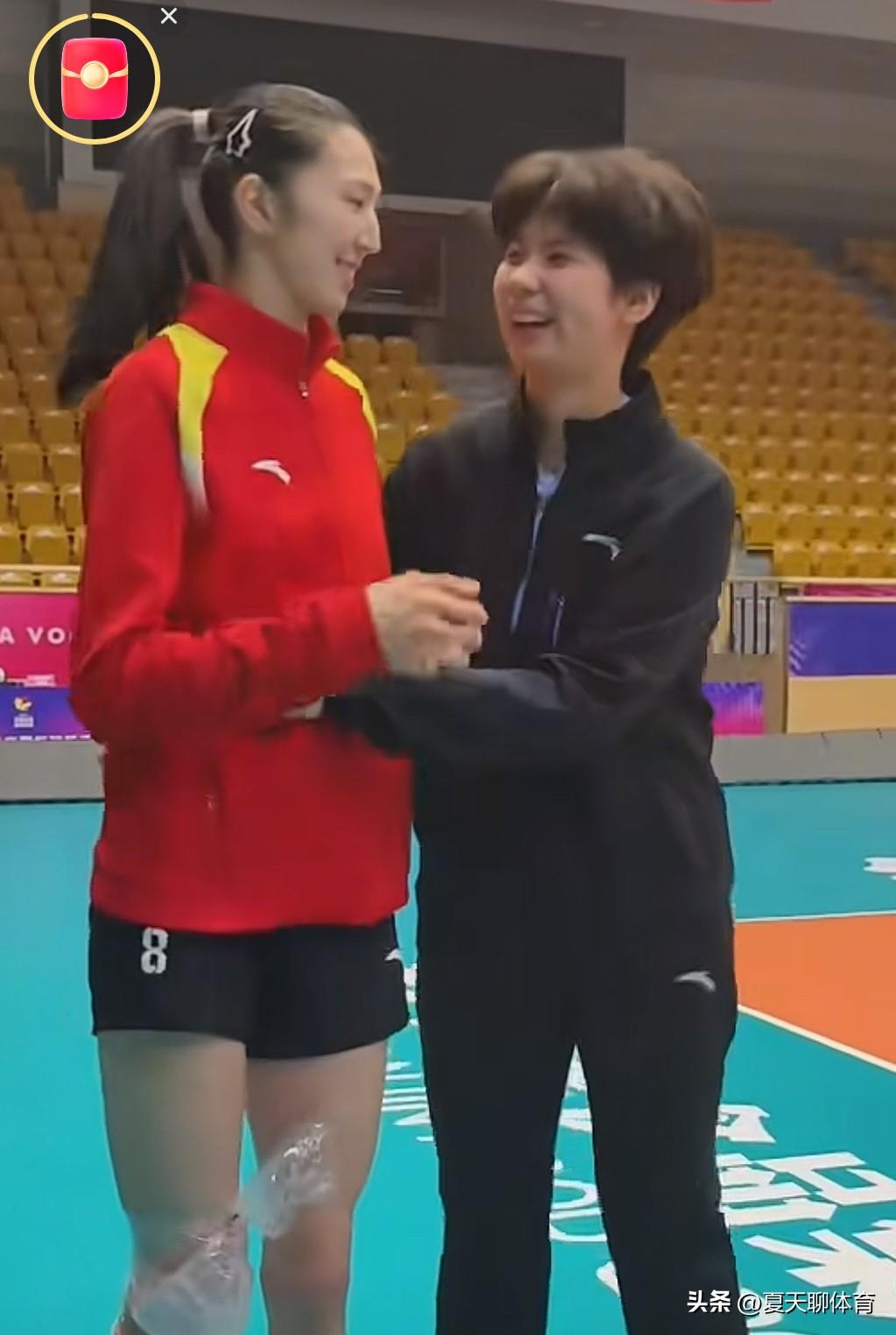 有爱又温馨的画面啊！这是津苏女排半决赛赛后，天津女排的小将陈鹤心蹦蹦跳跳，来江苏