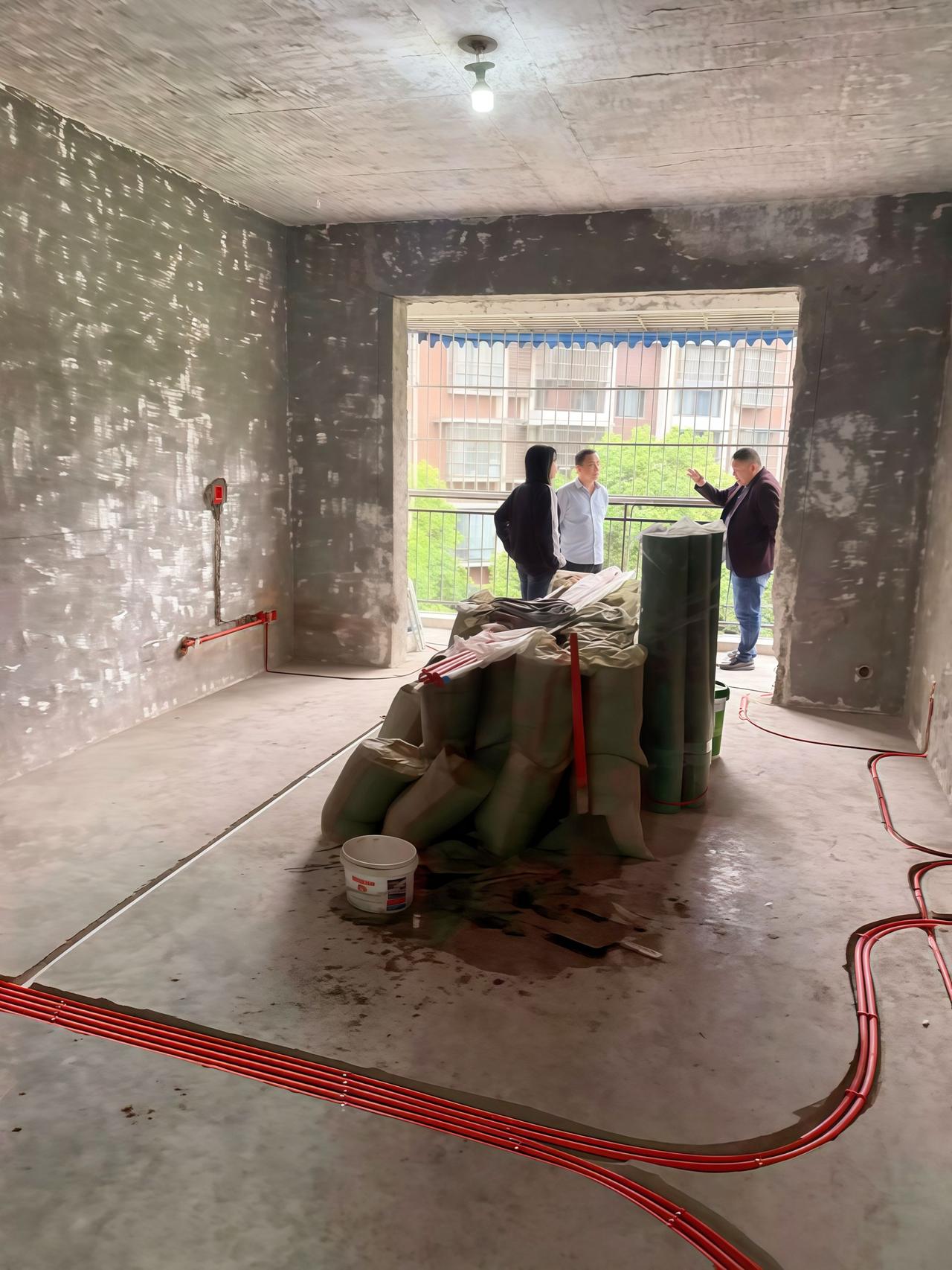 今天继续看一组水电改造的图吧，
来自于新都三河场的一个翻新改造工地，
有北门金牛