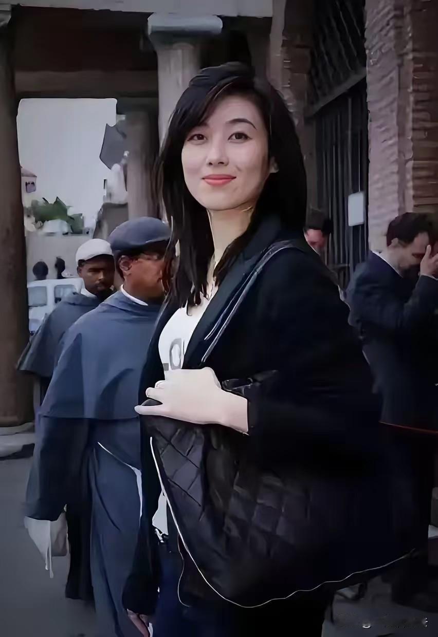 央视超级美女主持人李红的回头杀，才最具杀伤力，令无数爷们魂牵梦萦，神魂颠倒。[大