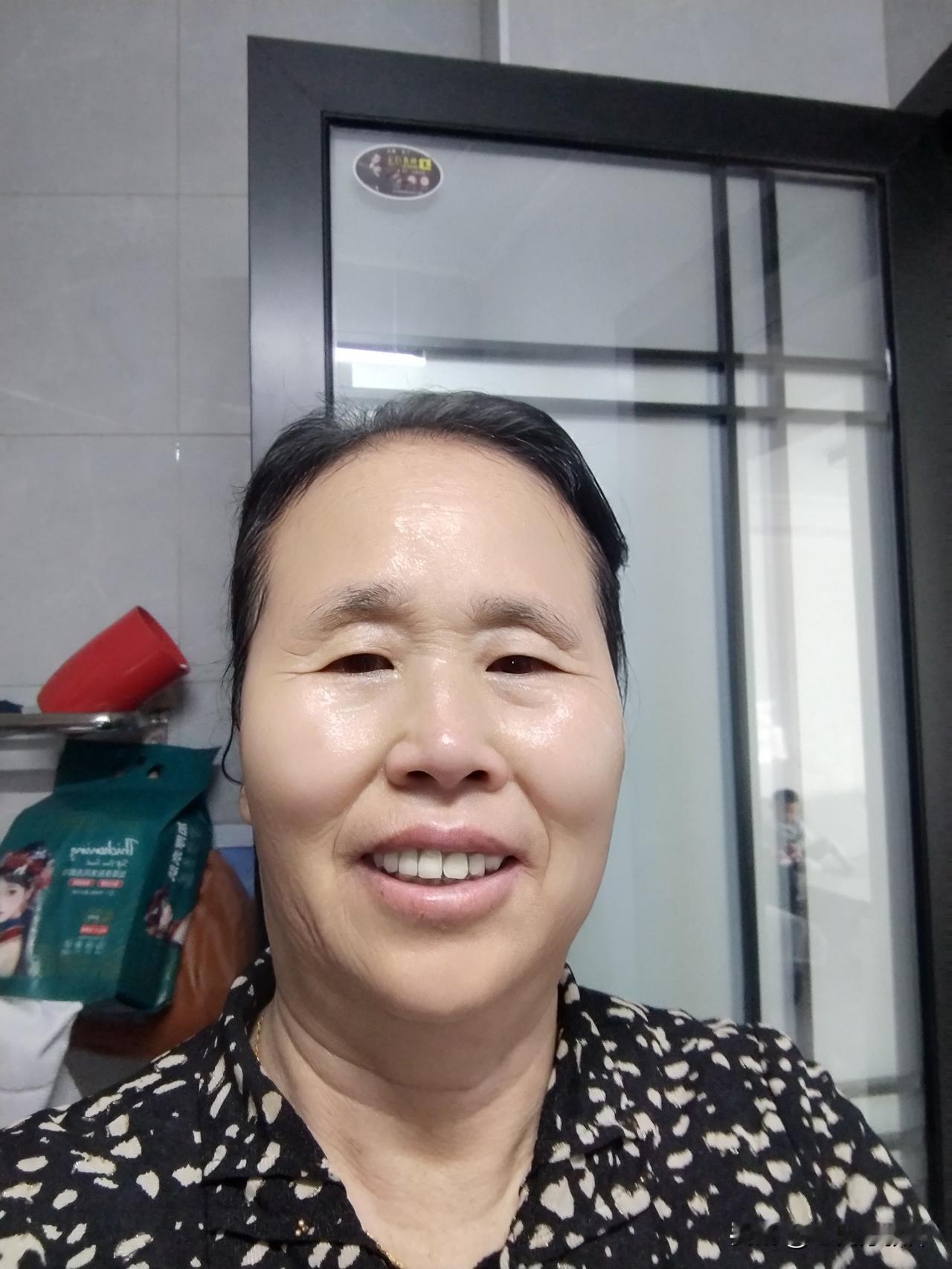 我是天生胎里素，全家就我一个特例。
     父母兄弟姐妹都吃肉吃荤，唯独我从小