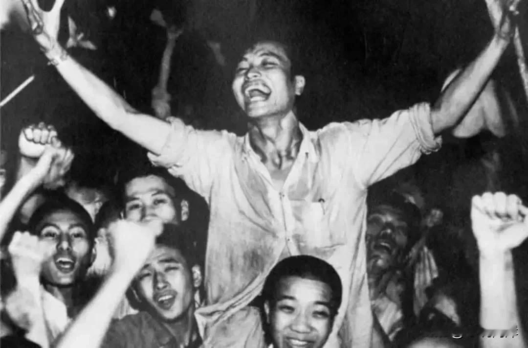 1945年8月15日，中国政治中心重庆的市民欢呼抗战胜利，喜悦之情毫不遮掩。中国