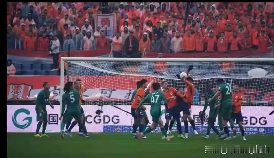 这就是媒体人所质疑的手球瞬间画面，球迷们您品，您细细得品第1-3张图片是AI技术