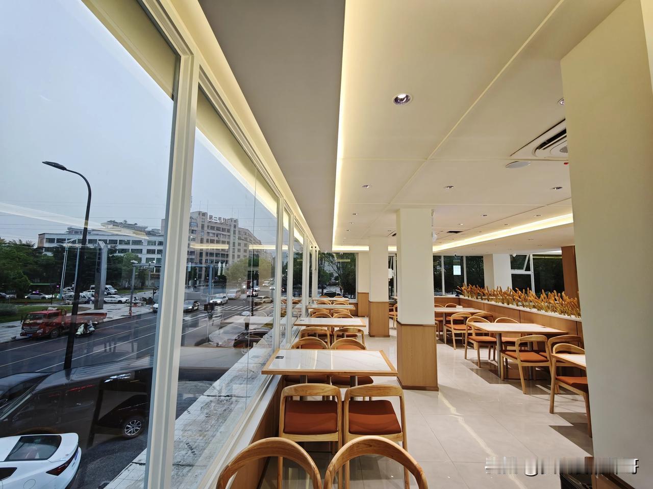 所有学胖东来只学表面的老板，都犯了一个致命的错误。

你以为学的是服务、是陈列、