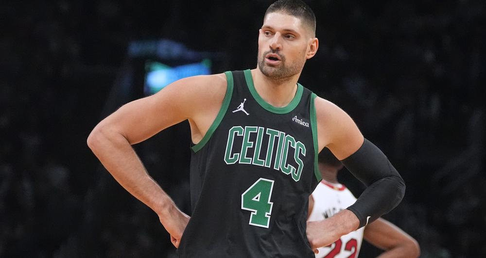 尼古拉·武切维奇在波士顿凯尔特人以120-100战胜达拉斯独行侠的比赛中右手无名