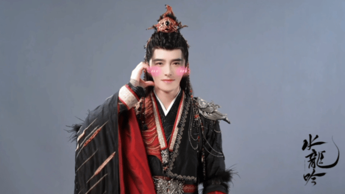 抽中“用剧中角色语气给粉丝写祝福”，他秒切唐俪辞的清冷温柔嗓，提笔写下“愿君遇良