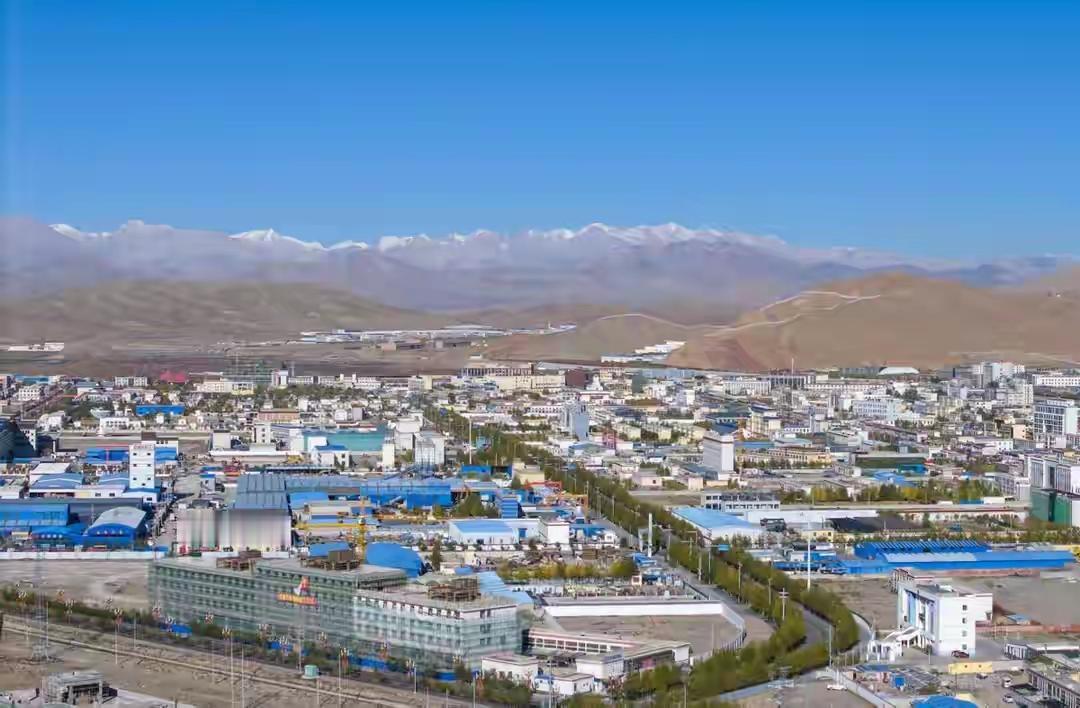 印度哨兵看傻了。

北边70公里外，一座中国城市在海拔4300米的地方灯火通明。