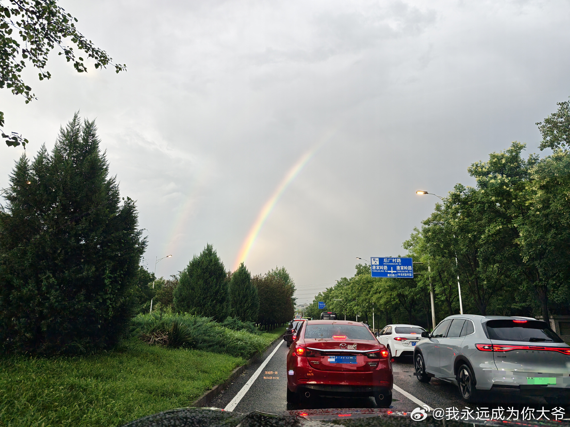 北京这两天正经历着两场大雨的“夹击”，立秋那晚的强对流暴雨刚走，台风“白海豚”的