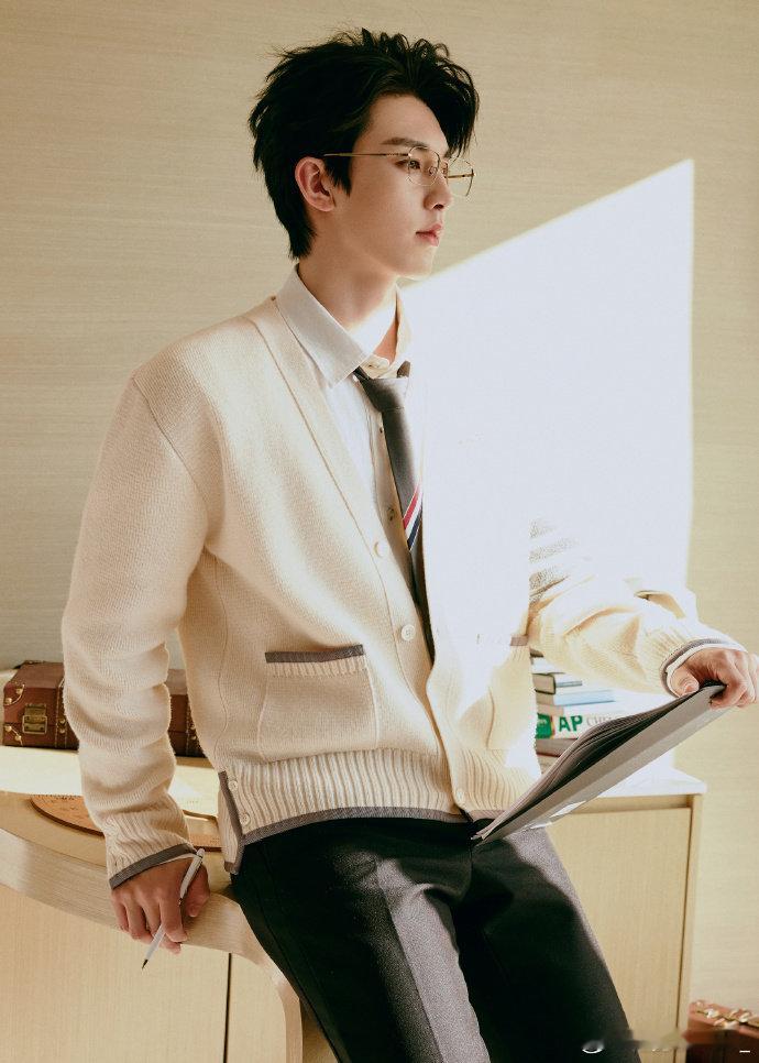 郭俊辰的线下生图状态也太超标的！无修原图直接美上热搜，这张建模脸真是挑不出一点瑕