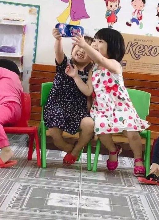 果然自拍达人是从小培养的