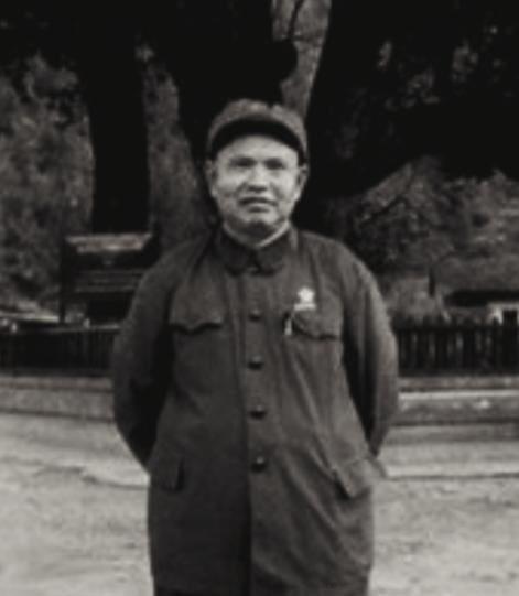 1939年，日军冲锋时，竟脱掉军装，只穿白衬衣。副团长王耀南非常疑惑，但看到战士